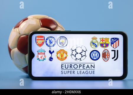 Die Super League ist ein jährlich stattfindendes Vereinsfußballwettbewerb, an dem zwanzig der besten und reichsten europäischen Fußballvereine teilnehmen. Stockfoto
