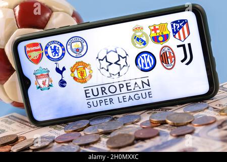 Die Super League ist ein jährlich stattfindendes Vereinsfußballwettbewerb, an dem zwanzig der besten und reichsten europäischen Fußballvereine teilnehmen. Stockfoto