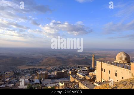 Wolkiger Himmel und Sonnenaufgang über der Grand Zinciriye Madrasa - Altstadt - Mardin, Türkei Stockfoto