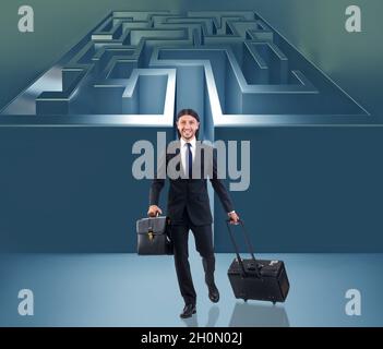 Der Geschäftsmann mit Labyrinth in schwierigen Situationen Konzept Stockfoto