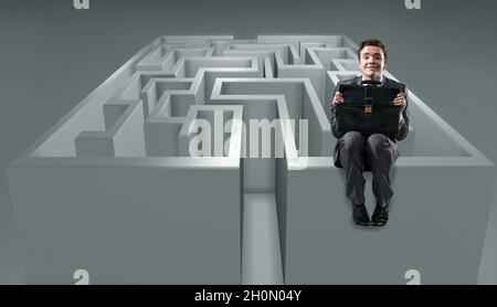 Der Geschäftsmann mit Labyrinth in schwierigen Situationen Konzept Stockfoto