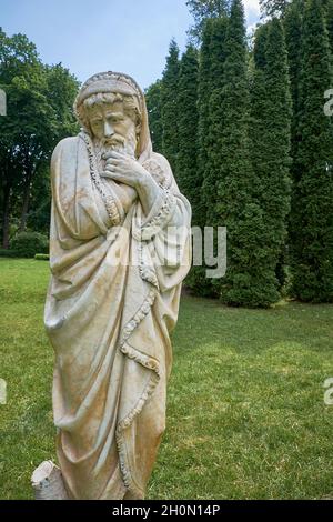 Antike Statue im Sommergarten Stockfoto