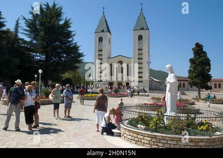 Katholischer Wallfahrtsort, Wallfahrtsort der Muttergottes von Medjugorje - Statue der Jungfrau Maria vor der Kirche des Heiligen Jakobus, Međugorje, Bosnien und Er Stockfoto