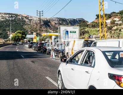 Ehden, Libanon. August 2021. Beirut, Libanon. Die Leute warten Stunden in der Schlange, bis sehr wenig Gas gefüllt ist, manchmal 1/2 Gallonen. (Bild: © Sandra Dahdah/ZUMA Press Wire) Stockfoto