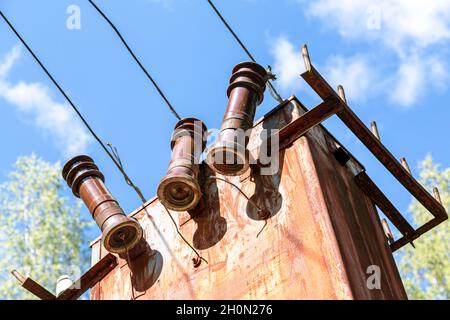 Altes Umspannwerk für Stromwandler auf dem Land im Sommer Stockfoto