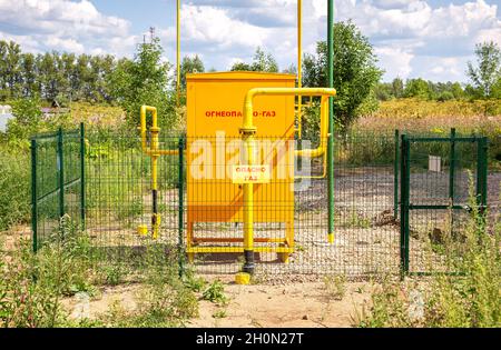 Gas-Regulierungs-und Verteilungspunkt im Sommer sonnigen Tag. Text auf russisch: Entflammbar, Gas Stockfoto