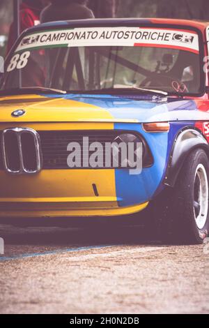 PESARO COLLE SAN BARTOLO , ITALIEN - OTT 10 - 2021 : BMW 2002 auf einem alten ifor-Rennwagen Stockfoto