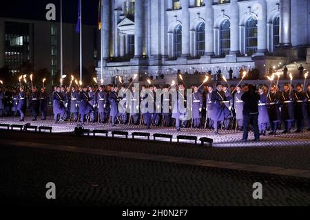 Berlin, 13. Oktober 2021.nach fast zwanzig Jahren ist der Einsatz der Bundeswehr in Afghanistan zum 27. August 2021 endgültig beendet. Die Würdigung der Mission gipfelt mit einer großen Taps-Zeremonie vor dem Reichstag in Berlin. Die Großen Taps sind eine feierliche militärische Zeremonie am Abend, die von einer speziellen Formation von Militärmusikern, Schützen und Fackelträgern durchgeführt wird, die nur für diesen Zweck bestimmt sind. Kredit: Juergen Nowak / Alamy Live Nachrichten. Stockfoto