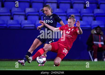 Die Liverpooler Yana Daniels (rechts) und Sarah Mayling von Aston Aston Villa kämpfen beim Spiel der FA Women's League Cup Group A im Prenton Park, Birkenhead, um den Ball. Bilddatum: Mittwoch, 13. Oktober 2021. Stockfoto