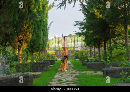 Ein Mädchen auf dem Weg des Friedhofs im Bodbe-Tempel Stockfoto