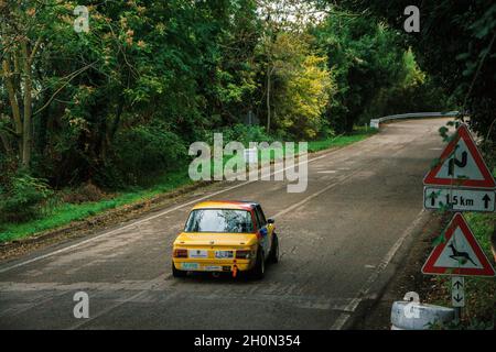 PESARO COLLE SAN BARTOLO , ITALIEN - OTT 10 - 2021 : BMW 2002 auf einem alten ifor-Rennwagen Stockfoto