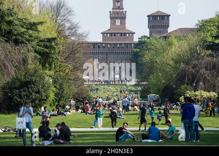 ITALIEN. LOMBARDEI. MAILAND. DER PARCO SEMPIONE (SIMPLON). IM HINTERGRUND: DAS CASTELLO SFORZESCO Stockfoto