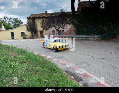 PESARO COLLE SAN BARTOLO , ITALIEN - OTT 10 - 2021 : BMW 2002 auf einem alten ifor-Rennwagen Stockfoto