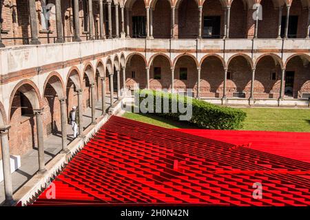 ITALIEN. LOMBARDEI. MAILAND. DIE UNIVERSITÄT MAILAND (EHEMALIGES KRANKENHAUS DER XV SEC) WÄHREND DER WOCHE DER 2015 DESIGN (INTERNI AUSSTELLUNG - ENERGIE FÜR C Stockfoto