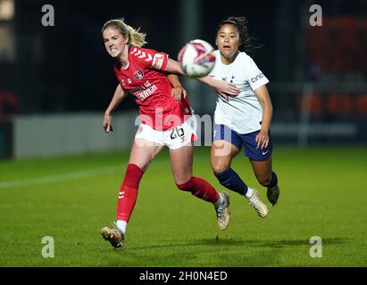 Tottenham Hotspur's Asmita Ale (rechts) kämpft beim FA Women's League Cup Gruppe C-Spiel im Hive Stadium, London, gegen Charlton Athletic's Lois Heuchan (links). Bilddatum: Mittwoch, 13. Oktober 2021. Stockfoto