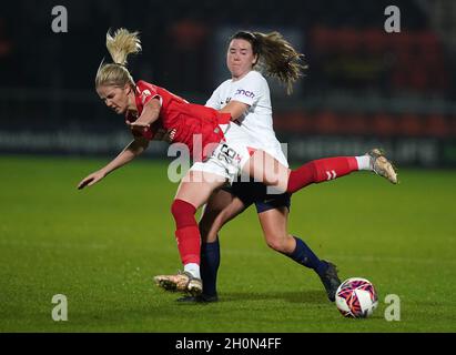 Tottenham Hotspur's Esther Morgan (rechts) und Charlton Athletic's Lois Heuchan (links) kämpfen während des FA Women's League Cup Group C-Spiels im Hive Stadium, London, um den Ball. Bilddatum: Mittwoch, 13. Oktober 2021. Stockfoto