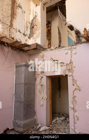 Zerstörte Häuser in der aserbaidschanischen Stadt Ganja nach dem armenischen Raketenangriff im Oktober 2020. Kriegsergebnisse Stockfoto