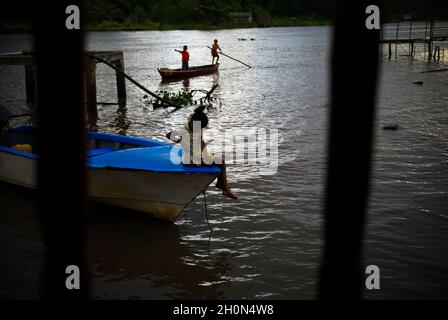 Die Lagune von Sinamaica ist eine große Wasserausdehnung nordwestlich des Zulia-Staates, Venezuela. Das Dorf Sinamacia, das von den ethnischen Añu-Indianern bewohnt wird, ist eines der letzten schwimmenden Dörfer der Erde. Sie leben in der Gegend in Häusern über Wasser, die als Palafitos bekannt sind, seit der vorkolonialen Zeit. Sie nutzen den Wasserkörper zum Angeln, für den Transport und andere Aktivitäten. Für den Transport werden Holzkanus oder kleine Motorboote verwendet. Das Leben in der Lagune ist derzeit von sozialen Problemen wie schwerer Armut, Wasserverschmutzung und globaler Erwärmung bedroht. Bolivianische Republik Venezuela. März 5 Stockfoto