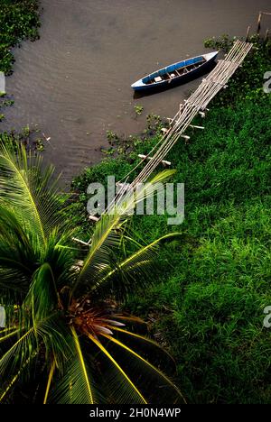 Die Lagune von Sinamaica ist eine große Wasserausdehnung nordwestlich des Zulia-Staates, Venezuela. Das Dorf Sinamacia, das von den ethnischen Añu-Indianern bewohnt wird, ist eines der letzten schwimmenden Dörfer der Erde. Sie leben in der Gegend in Häusern über Wasser, die als Palafitos bekannt sind, seit der vorkolonialen Zeit. Sie nutzen den Wasserkörper zum Angeln, für den Transport und andere Aktivitäten. Für den Transport werden Holzkanus oder kleine Motorboote verwendet. Das Leben in der Lagune ist derzeit von sozialen Problemen wie schwerer Armut, Wasserverschmutzung und globaler Erwärmung bedroht. Bolivianische Republik Venezuela. März 4 Stockfoto