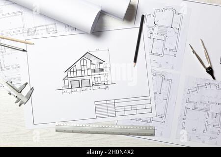 Arbeitsplatz des Architekten. Blaupausen. Designer-Desktop. Baupläne für das Haus. Stockfoto