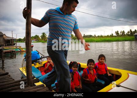 Die Lagune von Sinamaica ist eine große Wasserausdehnung nordwestlich des Zulia-Staates, Venezuela. Das Dorf Sinamacia, das von den ethnischen Añu-Indianern bewohnt wird, ist eines der letzten schwimmenden Dörfer der Erde. Sie leben in der Gegend in Häusern über Wasser, die als Palafitos bekannt sind, seit der vorkolonialen Zeit. Sie nutzen den Wasserkörper zum Angeln, für den Transport und andere Aktivitäten. Für den Transport werden Holzkanus oder kleine Motorboote verwendet. Das Leben in der Lagune ist derzeit von sozialen Problemen wie schwerer Armut, Wasserverschmutzung und globaler Erwärmung bedroht. Bolivianische Republik Venezuela. März 4 Stockfoto