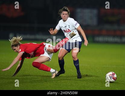 Tottenham Hotspur's Esther Morgan (rechts) und Charlton Athletic's Lois Heuchan (links) kämpfen während des FA Women's League Cup Group C-Spiels im Hive Stadium, London, um den Ball. Bilddatum: Mittwoch, 13. Oktober 2021. Stockfoto