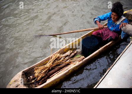 Die Lagune von Sinamaica ist eine große Wasserausdehnung nordwestlich des Zulia-Staates, Venezuela. Das Dorf Sinamacia, das von den ethnischen Añu-Indianern bewohnt wird, ist eines der letzten schwimmenden Dörfer der Erde. Sie leben in der Gegend in Häusern über Wasser, die als Palafitos bekannt sind, seit der vorkolonialen Zeit. Sie nutzen den Wasserkörper zum Angeln, für den Transport und andere Aktivitäten. Für den Transport werden Holzkanus oder kleine Motorboote verwendet. Das Leben in der Lagune ist derzeit von sozialen Problemen wie schwerer Armut, Wasserverschmutzung und globaler Erwärmung bedroht. Bolivianische Republik Venezuela. März 3 Stockfoto