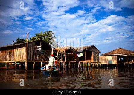 Die Lagune von Sinamaica ist eine große Wasserausdehnung nordwestlich des Zulia-Staates, Venezuela. Das Dorf Sinamacia, das von den ethnischen Añu-Indianern bewohnt wird, ist eines der letzten schwimmenden Dörfer der Erde. Sie leben in der Gegend in Häusern über Wasser, die als Palafitos bekannt sind, seit der vorkolonialen Zeit. Sie nutzen den Wasserkörper zum Angeln, für den Transport und andere Aktivitäten. Für den Transport werden Holzkanus oder kleine Motorboote verwendet. Das Leben in der Lagune ist derzeit von sozialen Problemen wie schwerer Armut, Wasserverschmutzung und globaler Erwärmung bedroht. Bolivianische Republik Venezuela. März 3 Stockfoto