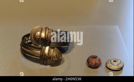 Alter. Germanische Stämme Ostdeutschlands. Armband mit Schlangenkopfklemmen. 3. Jahrhundert. Bronze. Neues Museum (Neues Museum). Berlin. Deutschland. Stockfoto