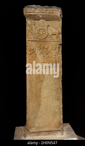 Anatolisch-persische Grabstele, 5. Jahrhundert v. Chr. Marmor. Von Daskylaion (Ergili, Lake Manyas). Stele mit Darstellung einer Grabkortege in zwei sce Stockfoto