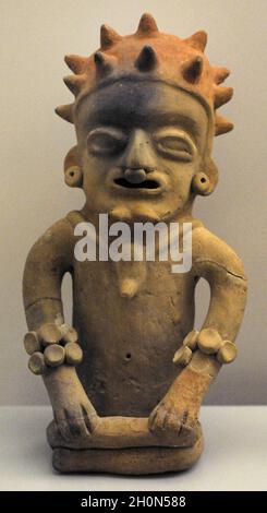 Männliche Figur, die einen Würdenträger darstellt, reich verziert. Keramik. Bahia-Kultur (500 v. Chr.-500 n. Chr.). Ecuador. Südamerika. Museum of the Americas. Madrid, Spa Stockfoto