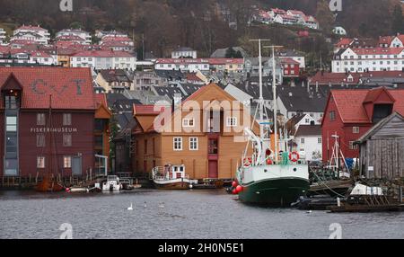 Bergen, Norwegen - 16. November 2017: Küstenstadtbild mit Segelbooten im Hafen von Bergen Stockfoto