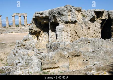 Griechenland. Peloponnes. Korinth. Archäologische Stätte von Korinth. Der Brunnen von Glauke. Es wurde vom Kalksteinkamm, auf dem der Tempel o steht, geschnitten Stockfoto