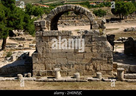 Griechenland. Peloponnes. Archäologische Stätte von Korinth. Ruinen eines Bogens eines Ladens in der Alten Agora. Stockfoto