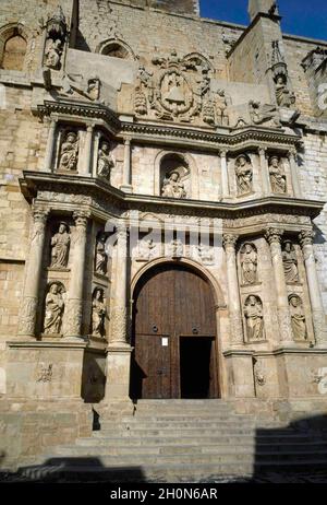 Spanien, Katalonien, Provinz Tarragona, Montblanc. Kirche der Heiligen Maria von Montblanc. Gotisches Gebäude aus dem 14. Jahrhundert. Gesamtansicht des Haupteinblick Stockfoto