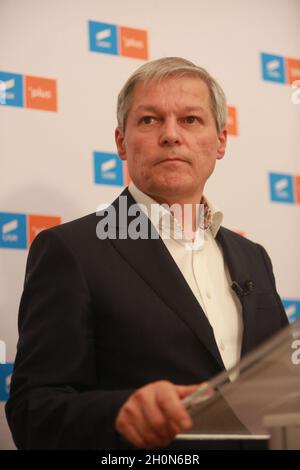 BUKAREST, RUMÄNIEN - 13. Oktober 2021: Der designierte Premierminister Dacian Ciolos, Vorsitzender der Save Romania Union (USR), spricht während einer Pressekonferenz. Stockfoto