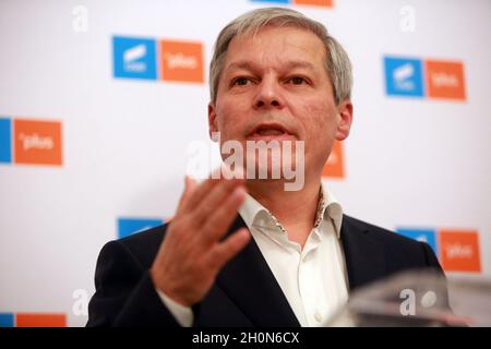 BUKAREST, RUMÄNIEN - 13. Oktober 2021: Designierter Premierminister Dacian Ciolos, Vorsitzender der Save Romania Union (USR), spricht während einer Pressekonferenz Stockfoto