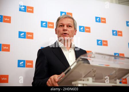 BUKAREST, RUMÄNIEN - 13. Oktober 2021: Designierter Premierminister Dacian Ciolos, Vorsitzender der Save Romania Union (USR), spricht während einer Pressekonferenz Stockfoto