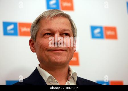 BUKAREST, RUMÄNIEN - 13. Oktober 2021: Designierter Premierminister Dacian Ciolos, Vorsitzender der Save Romania Union (USR), spricht während einer Pressekonferenz Stockfoto