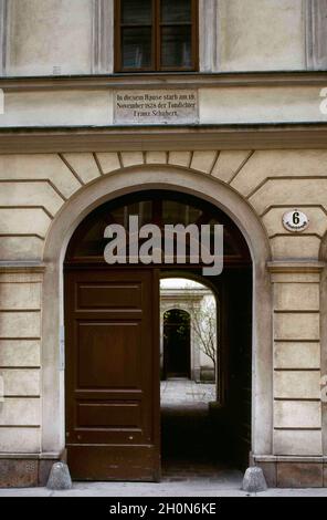 Franz Schubert (1797-1828). Österreichischer Komponist. Eingangstür zum Haus in der Kettenbrückengasse 6. Wohnung seines Bruders Ferdinand, wo Franz Schu Stockfoto