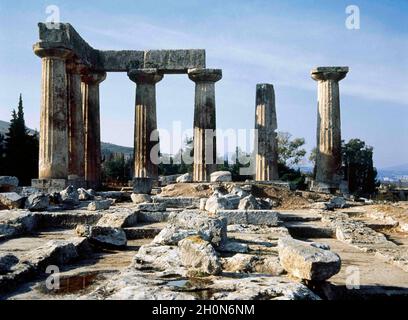 Griechenland. Antikes Korinth (polis). Ruinen des Apollotempels, 6. Jahrhundert v. Chr. dorischer Stil. Heute nur sieben stehende Säulen des westlichen Pterons Stockfoto