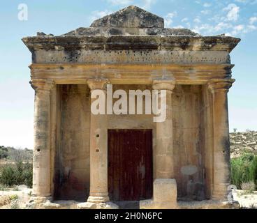 Spanien, Aragon, Provinz Zaragoza, in der Nähe des Dorfes Fabara. Römisches Mausoleum von Lucius Aemili Lupi. 2. Jahrhundert n. Chr. Hauptfassade. Stockfoto