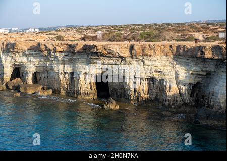 Nationalpark Cape Greko, Blick auf natürliche Meereshöhlen und türkisfarbenes Wasser des Mittelmeers, Zypern am Morgen Stockfoto