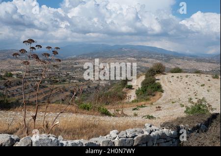 Luftaufnahme auf Troodos-Gebirge, fruchtbares Tal mit Weinbergen und Olivenhainen, Dörfern und weißen Straßen, Zypern Stockfoto