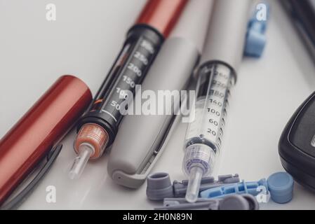 Medizin, Diabetes, Glykämie, Gesundheitswesen und Menschen Konzept. Insulin und Blutzuckermessgerät, Diabetes-Kit . Weltdiabetestag, 14. November. Stockfoto