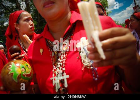 Die tanzenden Teufel von Yare, oder Diablos Danzantes del Yare, ist ein religiöses Fest, das am Fronleichnam-Tag in San Francisco de Yare, Bundesstaat Miranda, Venezuela, gefeiert wird. An diesem Tag wird ein ritueller Tanz von den 'Dancing Devils' aufgeführt, die bunte Kleider (meist alle rot), Stoffschichten, Masken von grotesker Erscheinung und auch Accessoires wie Kreuze, Scapulars, Rosenkränze und andere Amulette tragen. Die Feier dauert bis zum Ende des Nachmittags, wenn Kirchenglocken erklingen, was den Triumph des Guten über das Böse für ein weiteres Jahr bedeutet. Venezuela. 11. Juni 2009. Stockfoto