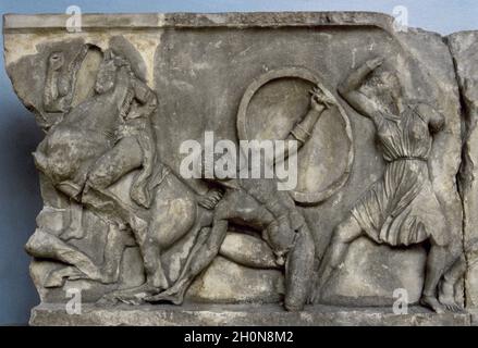 Der Amazonas-Fries. Marmorplatte mit Relief, das einen Kampf zwischen Griechen und Amazonen darstellt. Teil des Mausoleums von Halikarnassus, um 350 v. Chr. Britisch Stockfoto