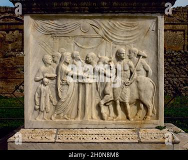 Italien, Pompeji. Altar des Vespasianertempels, 1. Jahrhundert n. Chr. Relief, das ein rituelles Opfer eines Stiers darstellt. Ein Priester führt ein zeremonielles Angebot durch Stockfoto