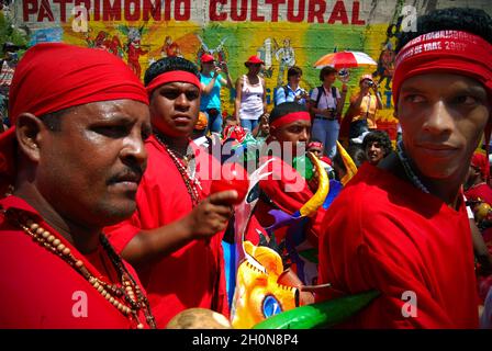 Die tanzenden Teufel von Yare, oder Diablos Danzantes del Yare, ist ein religiöses Fest, das am Fronleichnam-Tag in San Francisco de Yare, Bundesstaat Miranda, Venezuela, gefeiert wird. An diesem Tag wird ein ritueller Tanz von den 'Dancing Devils' aufgeführt, die bunte Kleider (meist alle rot), Stoffschichten, Masken von grotesker Erscheinung und auch Accessoires wie Kreuze, Scapulars, Rosenkränze und andere Amulette tragen. Die Feier dauert bis zum Ende des Nachmittags, wenn Kirchenglocken erklingen, was den Triumph des Guten über das Böse für ein weiteres Jahr bedeutet. Venezuela. 11. Juni 2009. Stockfoto