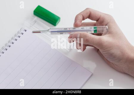 Quecksilberthermometer aus Glas mit Grad Celsius. Fieber und Gesundheitskonzept. Nahaufnahme. Stockfoto